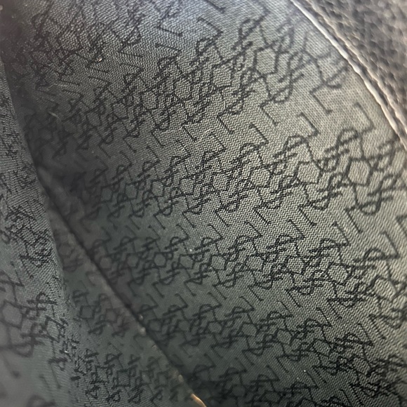 Elegant Black Crossbody with Gold Details - Picture 6 of 9